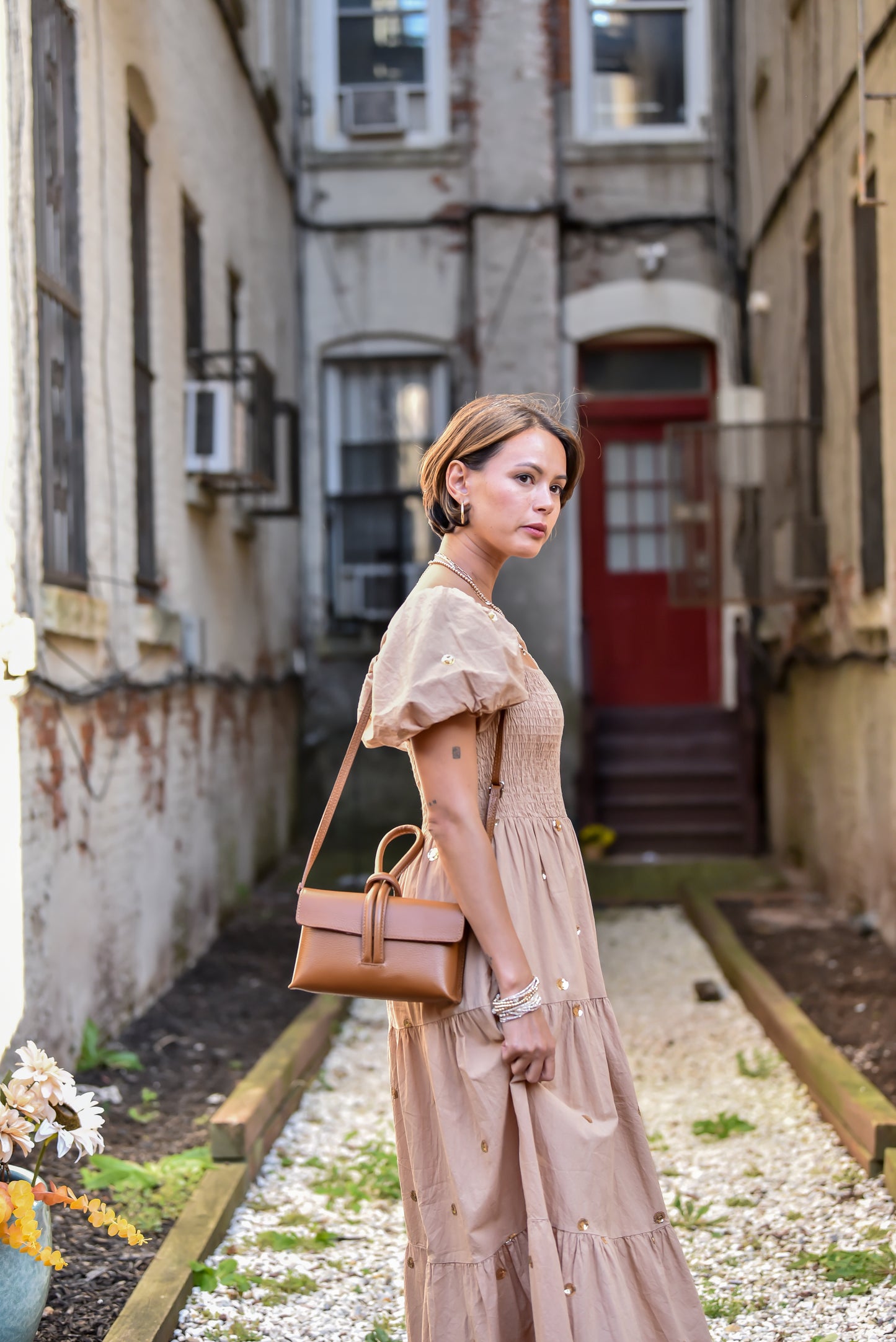 Gisele Knot Handle Clutch Leather Handbag in Brown